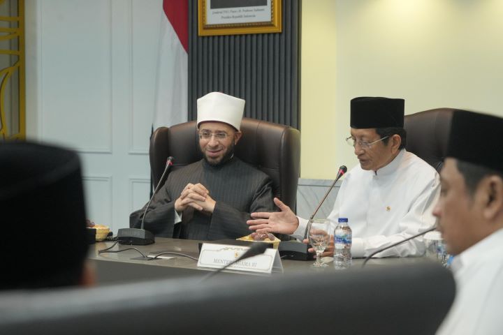 Menteri Agama Nasaruddin Umar saat bertemu Menteri Wakaf Mesir, Usamah Sayyid Azhary dalam kunjungannya ke Kantor Pusat Kementerian Agama, Jalan Lapangan Banteng, Jakarta. Foto: Kemenag