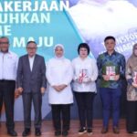 Menaker Ida Fauziyah, meluncurkan buku yang berjudul "Transformasi Ketenagakerjaan Menyentuhkan Optimisme Indonesia Maju di Jakarta. Foto: Kemnaker