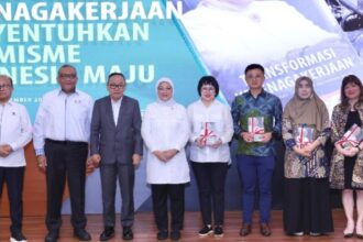 Menaker Ida Fauziyah, meluncurkan buku yang berjudul "Transformasi Ketenagakerjaan Menyentuhkan Optimisme Indonesia Maju di Jakarta. Foto: Kemnaker