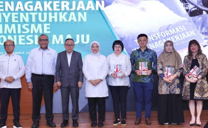 Menaker Ida Fauziyah, meluncurkan buku yang berjudul "Transformasi Ketenagakerjaan Menyentuhkan Optimisme Indonesia Maju di Jakarta. Foto: Kemnaker