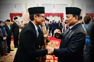 Menkes Budi Gunadi Sadikin mendapat ucapan selamat dari Presiden Prabowo Subianto seusai dilantik dalam Kabinet Merah Putih periode 2024-2029 pada Senin (21/10/2024). Foto: Kemenkes