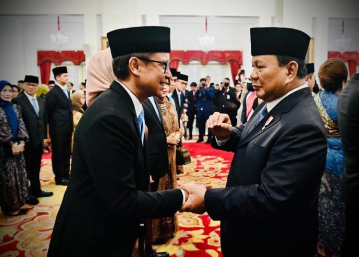 Menkes Budi Gunadi Sadikin mendapat ucapan selamat dari Presiden Prabowo Subianto seusai dilantik dalam Kabinet Merah Putih periode 2024-2029 pada Senin (21/10/2024). Foto: Kemenkes