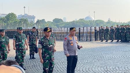 Panglima TNI Jenderal Agus Subiyanto dan Kapolri Jenderal Listyo Sigit Prabowo memimpin langsung apel gelar pasukan ini (foto: IST)