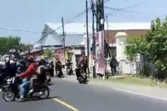 Geger sekelompok diduga pesilat di Kediri berbuat onar, tega keroyok warga sekitar. Foto: X, @heraloebss (tangkap layar)