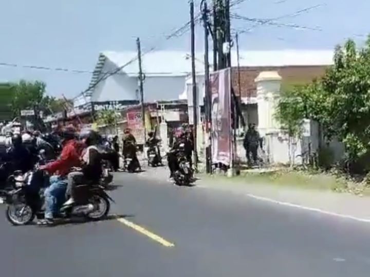 Geger sekelompok diduga pesilat di Kediri berbuat onar, tega keroyok warga sekitar. Foto: X, @heraloebss (tangkap layar)