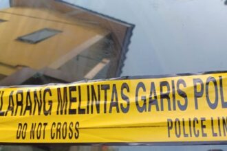 Ilustrasi - Dilarang melintasi garis police line yang terpasang di tempat kejadian perkara (TKP). Foto: Joesvicar Iqbal/dok/ipol.id