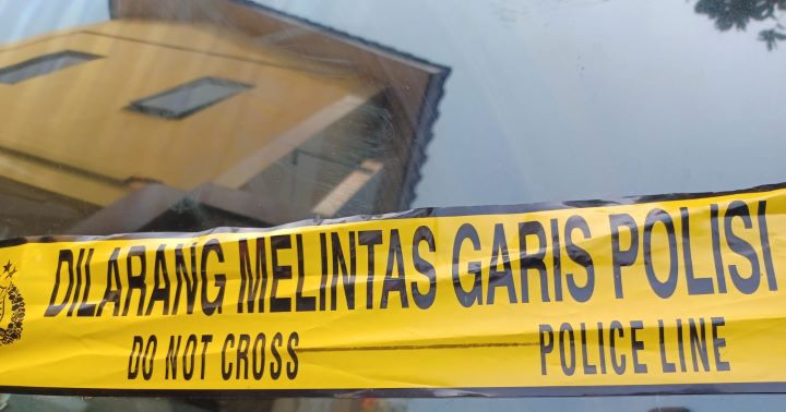 Ilustrasi - Dilarang melintasi garis police line yang terpasang di tempat kejadian perkara (TKP). Foto: Joesvicar Iqbal/dok/ipol.id