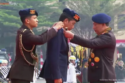 Polri berikan penghargaa Loka Praja Samrakshana kepada Presiden Jokowi. Foto: YouTube Setpres