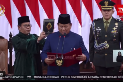 Prabowo Subianto mengambil sumpah jabatan sebagai Presiden RI. Foto: Tangkapan layar TVRI
