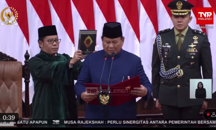 Prabowo Subianto mengambil sumpah jabatan sebagai Presiden RI. Foto: Tangkapan layar TVRI