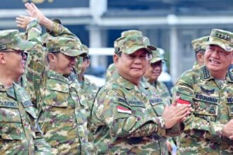 Presiden Prabowo Subianto dan jajaran Kabinet Merah Putih melakukan senam pagi di lapangan Pancasila, Kawasan Akademi Militer, Magelang, Provinsi Jawa Tengah, Sabtu (26/10/2024). Foto: BPMI Setpres