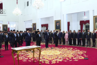 Presiden Prabowo Subianto didampingi Wakil Presiden Gibran Rakabuming Raka melantik Menteri Kabinet Merah Putih masa jabatan 2024-2029, di Istana Negara, Jakarta, Senin (21/10/2024) pagi. Foto: Tangkapan YouTube BPMI Setpres