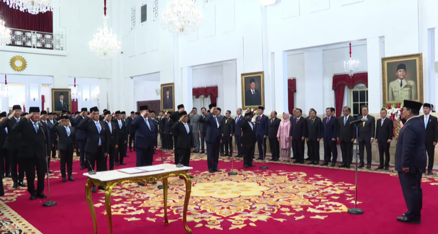 Presiden Prabowo Subianto didampingi Wakil Presiden Gibran Rakabuming Raka melantik Menteri Kabinet Merah Putih masa jabatan 2024-2029, di Istana Negara, Jakarta, Senin (21/10/2024) pagi. Foto: Tangkapan YouTube BPMI Setpres