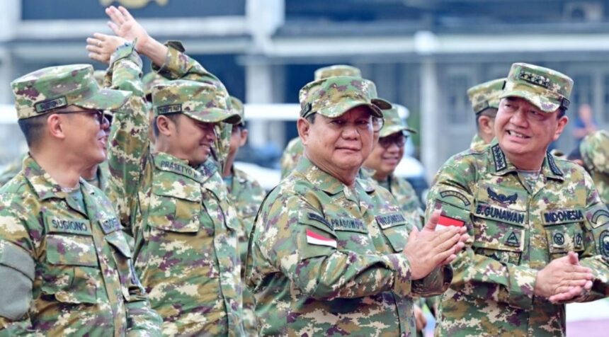 Presiden Prabowo Subianto dan jajaran Kabinet Merah Putih melakukan senam pagi di lapangan Pancasila, Kawasan Akademi Militer, Magelang, Provinsi Jawa Tengah, Sabtu (26/10/2024). Foto: BPMI Setpres