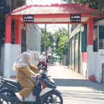 Ramai warga di tempat kejadian perkara (TKP) begal terjadi di wilayah Kelurahan Munjul, Kecamatan Cipayung, Jakarta Timur, belum lama ini. Foto: Ist