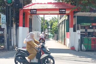 Ramai warga di tempat kejadian perkara (TKP) begal terjadi di wilayah Kelurahan Munjul, Kecamatan Cipayung, Jakarta Timur, belum lama ini. Foto: Ist