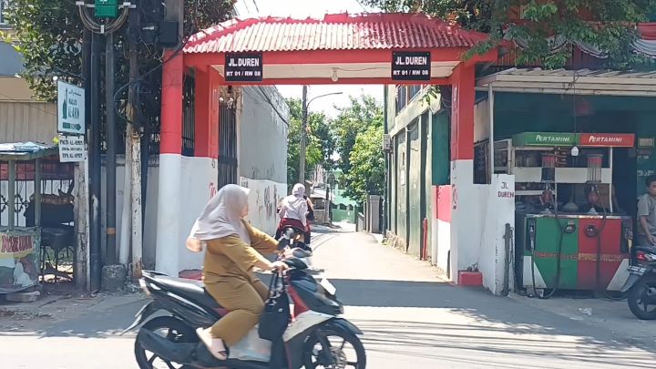 Ramai warga di tempat kejadian perkara (TKP) begal terjadi di wilayah Kelurahan Munjul, Kecamatan Cipayung, Jakarta Timur, belum lama ini. Foto: Ist