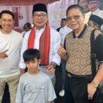 Tokoh Pemuda Jakarta Barat (Jakbar), Umar Abdul Aziz (kiri) bersama Calon Gubernur (Cagub) DKI Jakarta nomor urut 1, Ridwan Kamil (tengah) dan warga Jakbar. Foto: Ist