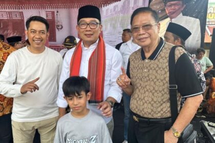 Tokoh Pemuda Jakarta Barat (Jakbar), Umar Abdul Aziz (kiri) bersama Calon Gubernur (Cagub) DKI Jakarta nomor urut 1, Ridwan Kamil (tengah) dan warga Jakbar. Foto: Ist