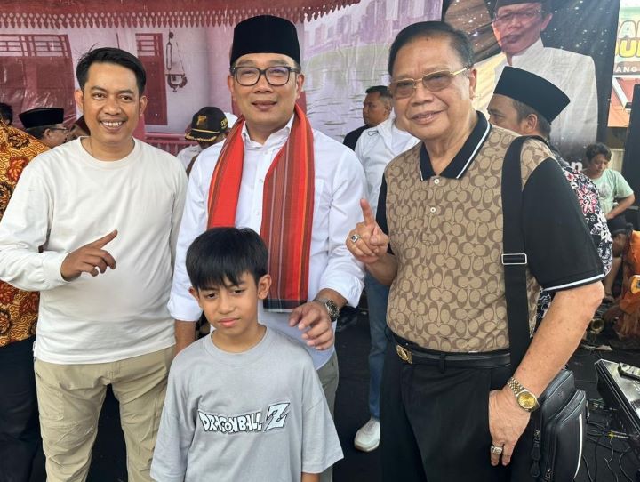 Tokoh Pemuda Jakarta Barat (Jakbar), Umar Abdul Aziz (kiri) bersama Calon Gubernur (Cagub) DKI Jakarta nomor urut 1, Ridwan Kamil (tengah) dan warga Jakbar. Foto: Ist