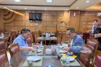 Tampak Ridwan Kamil tengah makan bersama dengan Presiden Prabowo Subianto. Foto: Ist