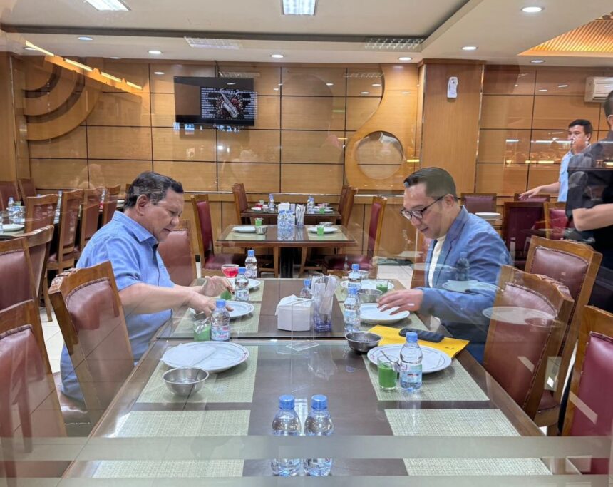 Tampak Ridwan Kamil tengah makan bersama dengan Presiden Prabowo Subianto. Foto: Ist