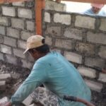 Sejumlah pekerja sedang memasang hebel dalam pembangunan rumah ke-27 bagi warga Desa Nifasi, Distrik Makimi, Kabupaten Nabire, Papua Tengah, Senin (14/10/2024). Melalui program Corporate Social Responsibility (CSR) PT Kristalin Ekalestari bantu warga yang belum mempunyai rumah dan merenovasi total rumah tidak layak. Foto: Ist