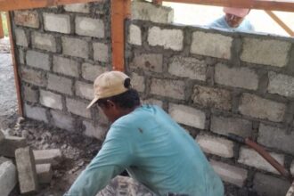 Sejumlah pekerja sedang memasang hebel dalam pembangunan rumah ke-27 bagi warga Desa Nifasi, Distrik Makimi, Kabupaten Nabire, Papua Tengah, Senin (14/10/2024). Melalui program Corporate Social Responsibility (CSR) PT Kristalin Ekalestari bantu warga yang belum mempunyai rumah dan merenovasi total rumah tidak layak. Foto: Ist