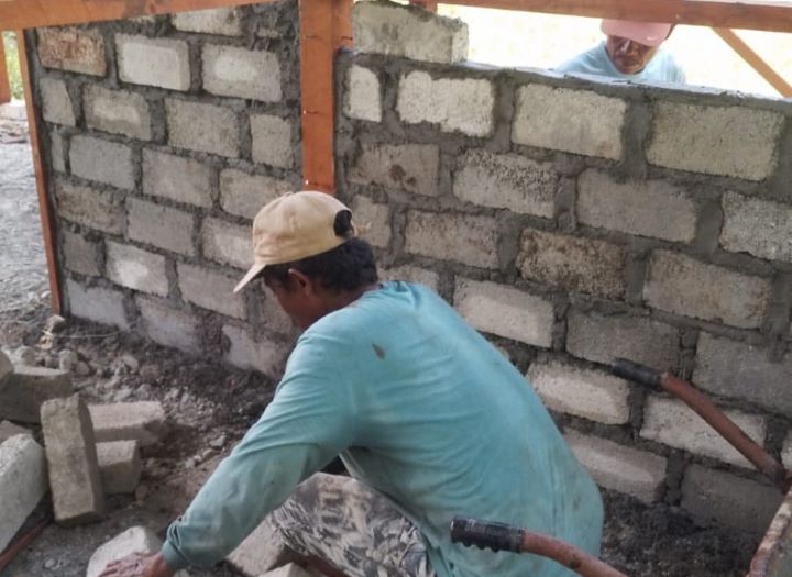 Sejumlah pekerja sedang memasang hebel dalam pembangunan rumah ke-27 bagi warga Desa Nifasi, Distrik Makimi, Kabupaten Nabire, Papua Tengah, Senin (14/10/2024). Melalui program Corporate Social Responsibility (CSR) PT Kristalin Ekalestari bantu warga yang belum mempunyai rumah dan merenovasi total rumah tidak layak. Foto: Ist