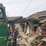 Kondisi unit rumah warga yang rusak setelah ditabrak truk di Jalan Tipar Cakung, Kecamatan Cakung, Jakarta Timur, Kamis (31/10/2024) siang. Foto: Ist