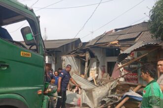 Kondisi unit rumah warga yang rusak setelah ditabrak truk di Jalan Tipar Cakung, Kecamatan Cakung, Jakarta Timur, Kamis (31/10/2024) siang. Foto: Ist