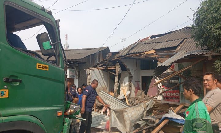 Kondisi unit rumah warga yang rusak setelah ditabrak truk di Jalan Tipar Cakung, Kecamatan Cakung, Jakarta Timur, Kamis (31/10/2024) siang. Foto: Ist