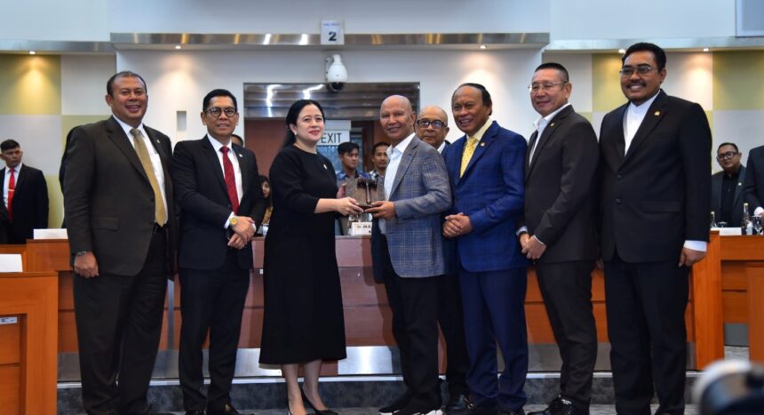 Ketua DPR Puan Maharani usai menetapkan Pimpinan Banggar DPR RI periode 2024–2029 di gedung Nusantara II, Senayan, Jakarta, Selasa (22/10/2024). Foto: