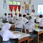 Menkeu Sri Mulyani Indrawati hadir langsung untuk mengajar di Sekolah Menengah Atas Negeri 1 Tanjung Pandan guna memberikan edukasi, pemahaman, wawasan, serta membangun kolaborasi aktif generasi muda di Belitung. Foto: Kemenkeu