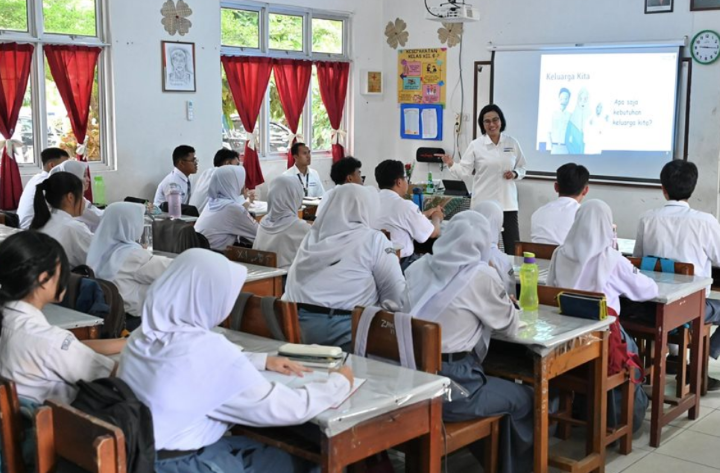 Menkeu Sri Mulyani Indrawati hadir langsung untuk mengajar di Sekolah Menengah Atas Negeri 1 Tanjung Pandan guna memberikan edukasi, pemahaman, wawasan, serta membangun kolaborasi aktif generasi muda di Belitung. Foto: Kemenkeu