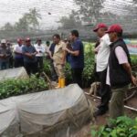 Pj Gubernur Sulbar, Bahtiar bersama petani Sulbar.(foto dok pemprov Sulbar)