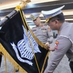 Pataka Korps Lalu Lintas hadir dengan semboyan “Dharmakerta Marga Raksyaka” membawa simbol-simbol kuat yang mencerminkan misi Korlantas dalam menjaga keamanan, keselamatan, ketertiban, dan kelancaran lalu lintas.