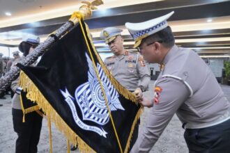 Pataka Korps Lalu Lintas hadir dengan semboyan “Dharmakerta Marga Raksyaka” membawa simbol-simbol kuat yang mencerminkan misi Korlantas dalam menjaga keamanan, keselamatan, ketertiban, dan kelancaran lalu lintas.