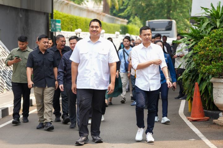 Menpora Dito Ariotedjo dan Wamenpora Taufik Hidayat saat di Wisma Kemenpora. Foto: egan/kemenpora