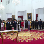 Presiden Prabowo Subianto didampingi Wakil Presiden Gibran Rakabuming Raka melantik Sekretaris Kabinet dan Wakil Menteri Kabinet Merah Putih Periode Tahun 2024-2029, di Istana Negara, Jakarta, Senin (21/10/2024) sore. Foto: Tangkapan YouTube BPMI Setpres