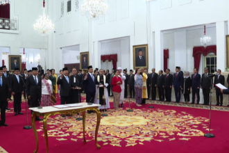 Presiden Prabowo Subianto didampingi Wakil Presiden Gibran Rakabuming Raka melantik Sekretaris Kabinet dan Wakil Menteri Kabinet Merah Putih Periode Tahun 2024-2029, di Istana Negara, Jakarta, Senin (21/10/2024) sore. Foto: Tangkapan YouTube BPMI Setpres