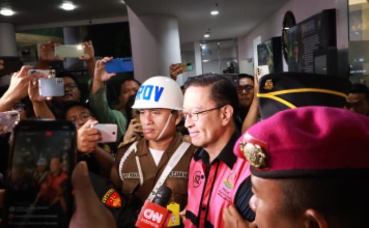 Eks Menteri Perdagangan, Thomas Lembong saat ditetapkan dan ditahan sebagai tersangka baru kasus korupsi importasi gula oleh penyidik pidana khusus Kejaksaan Agung, Selasa (29/10/2024). Foto: Yudha Krastawan/ipol.id