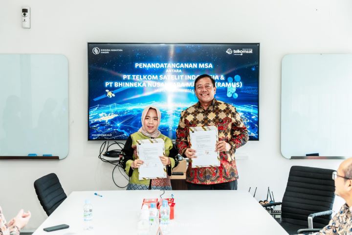 Direktur PT Bhinneka Nusantara Mandiri Nuraeni E. Sudirman (Kiri) dan Direktur Utama Telkomsat Lukman Hakim Abd Rauf (Kanan) pada penandatanganan MSA antara Telkomsat dan PT Bhinneka Nusantara Mandiri yang berlangsung pada Jumat, (4/10/2024). Foto: Telkom Indonesia