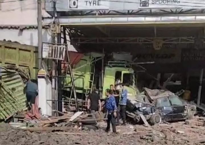 Tampak truk tronton yang mengalami kecelakaan maut terjadi turunan Pasirkareumbi, Kabupaten Subang, Kamis (17/10/2024) sekitar pukul 07.40 WIB. Foto: Ist