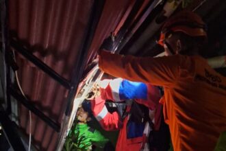 Minim penerangan, sejumlah petugas Damkar melakukan evakuasi atap rumah warga yang roboh di Jalan Masjid Darul Khoirot, Kelurahan Kebon Pala, Kecamatan Makasar, Jakarta Timur, Senin (14/10/2024) pukul 20.35 WIB. Foto: Ist