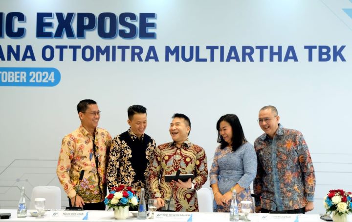 Manajemen PT Wahana Ottomitra Multiartha Tbk seusai mengumumkan kinerja keuangan positif di kuartal-III tahun 2024 melalui Paparan Publik (Public Expose) Tahunan hari ini. Foto: Ist