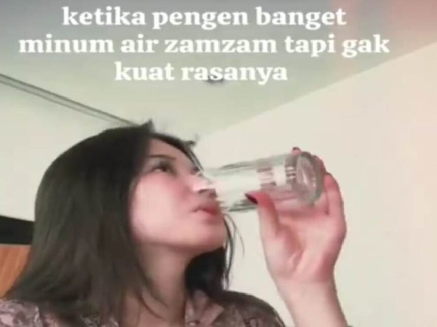 Iris Wullur sat minum air Zamzam. Foto: X @kegblknunfaedah