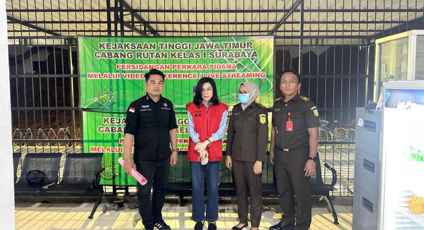 Penyidik pidana khusus Kejaksaan Agung dan Kejaksaan Tinggi Jawa Timur saat menahan MW (Meirizka Widjaja) di Cabang Rumah Tahanan Negara (Rutan) Kelas 1 Surabaya pada Kejaksaan Tinggi Jawa Timur. Foto: Puspenkum Kejaksaan Agung