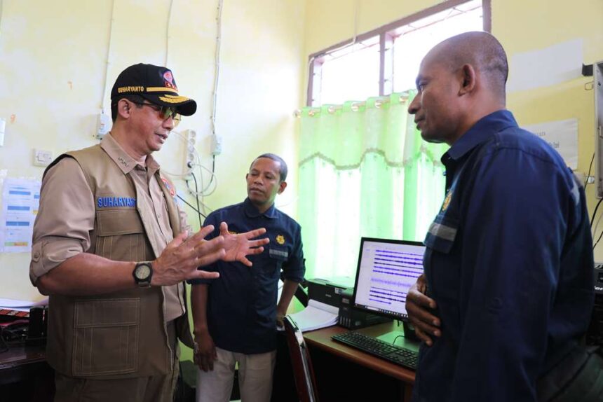 Kepala BNPB Letjen TNI Suharyanto (kiri) saat berada di Pos Pemantauan Gunungapi Lewotobi Laki-Laki di Kabupaten Flores Timur, Nusa Tenggara Timur, pada Rabu (6/11/2024). Foto: Ist