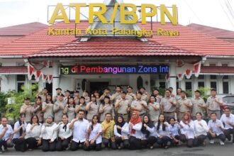 Jajaran BPN Kota Palangka Raya foto bersama usai kegiatan apel pagi. Semangat memberikan pelayanan bagi masyarakat. (Foto BPN Palangka Raya)